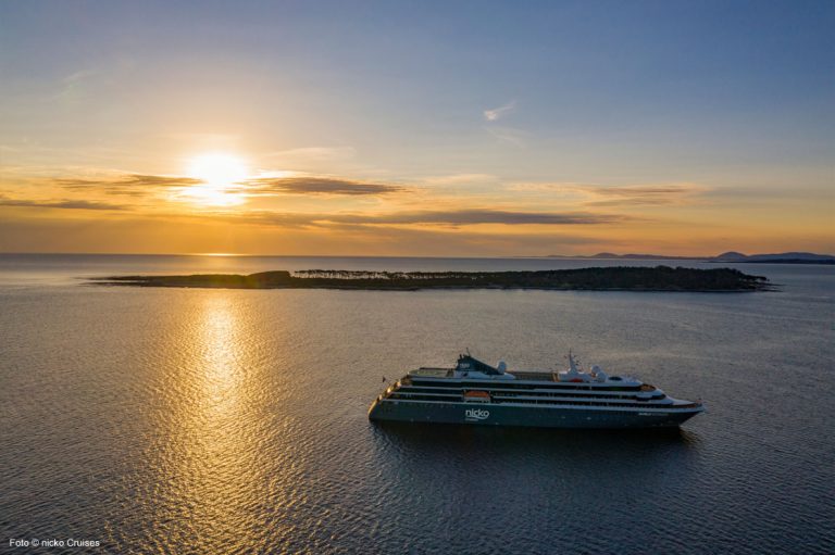 nicko Cruises World Voyager