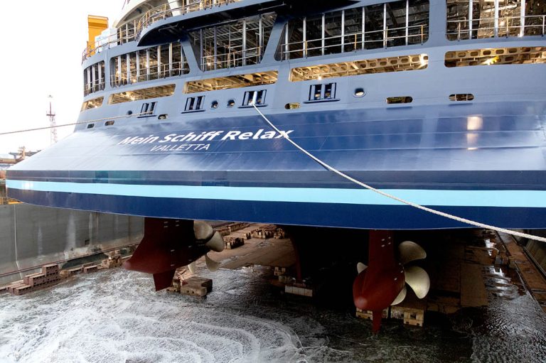 Mein Schiff Relax erstmals Wasser unterm Kiel