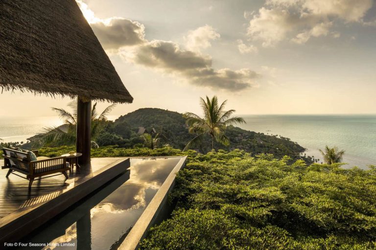 Luxuriöse Villa mit privatem Infinity-Pool und atemberaubendem Meerblick im Four Seasons Resort Koh Samui, umgeben von tropischer Natur und sanften Hügeln.
