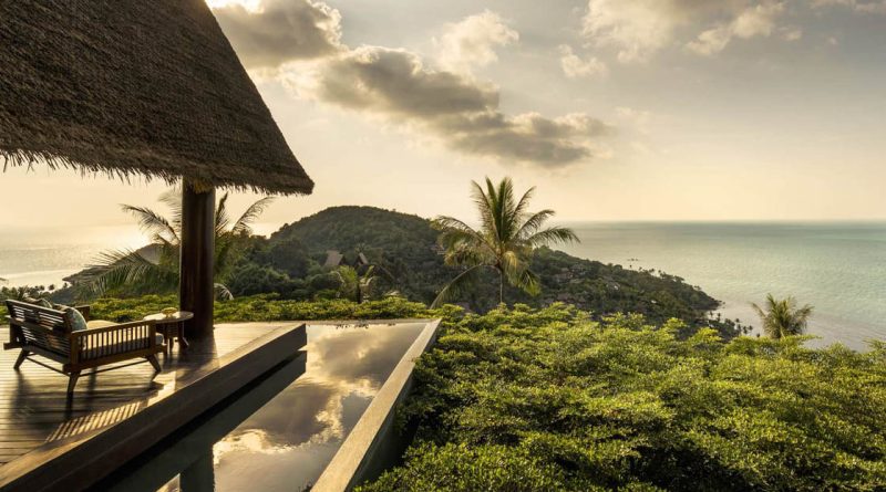 Luxuriöse Villa mit privatem Infinity-Pool und atemberaubendem Meerblick im Four Seasons Resort Koh Samui, umgeben von tropischer Natur und sanften Hügeln.
