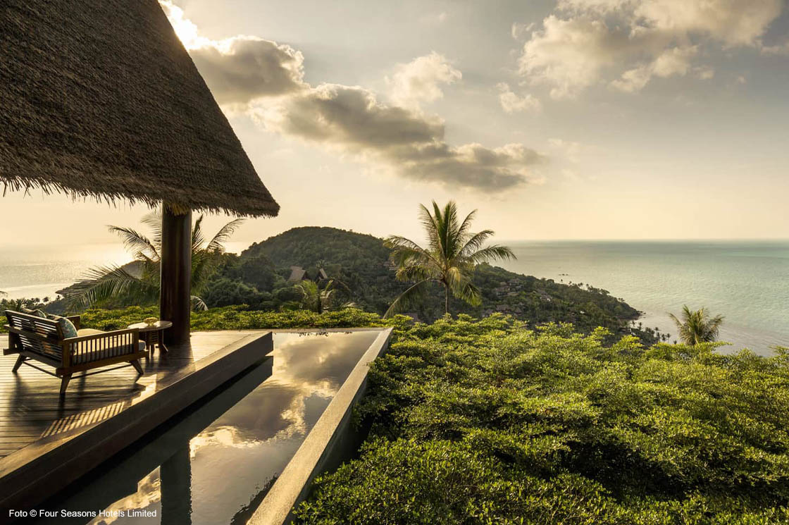 Luxuriöse Villa mit privatem Infinity-Pool und atemberaubendem Meerblick im Four Seasons Resort Koh Samui, umgeben von tropischer Natur und sanften Hügeln.