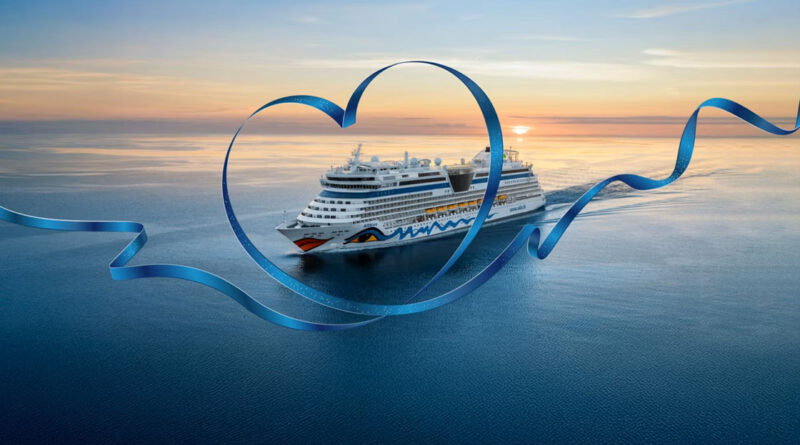 Kreuzfahrtschiff AIDAluna auf dem Meer bei Sonnenuntergang, eingerahmt von einem großen, blauen Band in Herzform.