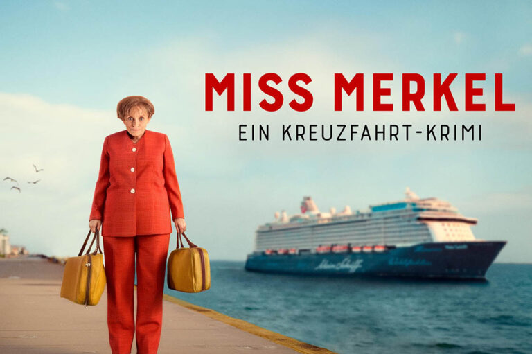 Frau in rotem Hosenanzug mit zwei gelben Reisetaschen steht am Pier, im Hintergrund ein Mein Schiff Kreuzfahrtschiff und der Schriftzug „Miss Merkel – Ein Kreuzfahrt-Krimi“.