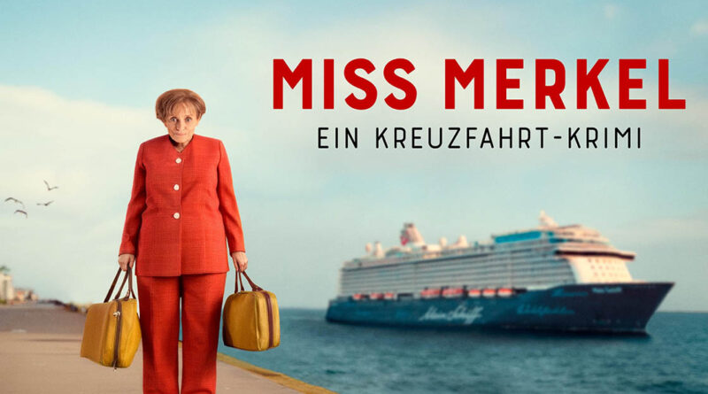 Frau in rotem Hosenanzug mit zwei gelben Reisetaschen steht am Pier, im Hintergrund ein Mein Schiff Kreuzfahrtschiff und der Schriftzug „Miss Merkel – Ein Kreuzfahrt-Krimi“.
