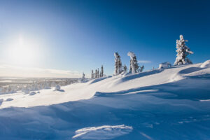 Schöner kalter Bergblick auf das Skigebiet, sonniger Wintertag