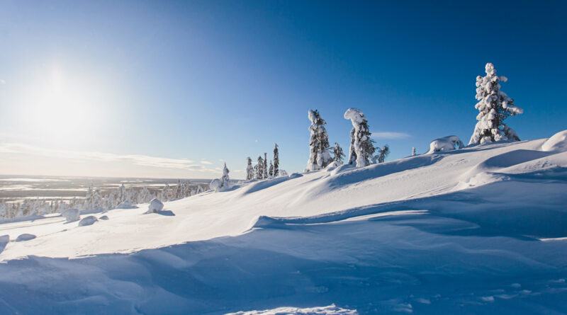 Schöner kalter Bergblick auf das Skigebiet, sonniger Wintertag