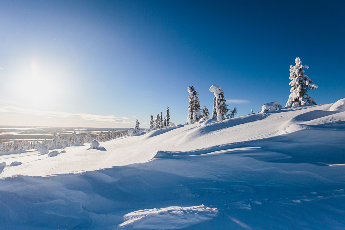 Schöner kalter Bergblick auf das Skigebiet, sonniger Wintertag