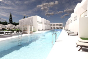 Langer Pool in einer modernen, weißen Hotelanlage mit Sonnenliegen, Sonnenschirmen und Zimmern mit direktem Poolzugang unter leicht bewölktem Himmel.