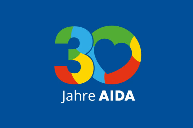 Grafik mit der Aufschrift „30 Jahre AIDA“ und einem bunten Herz auf blauem Hintergrund.