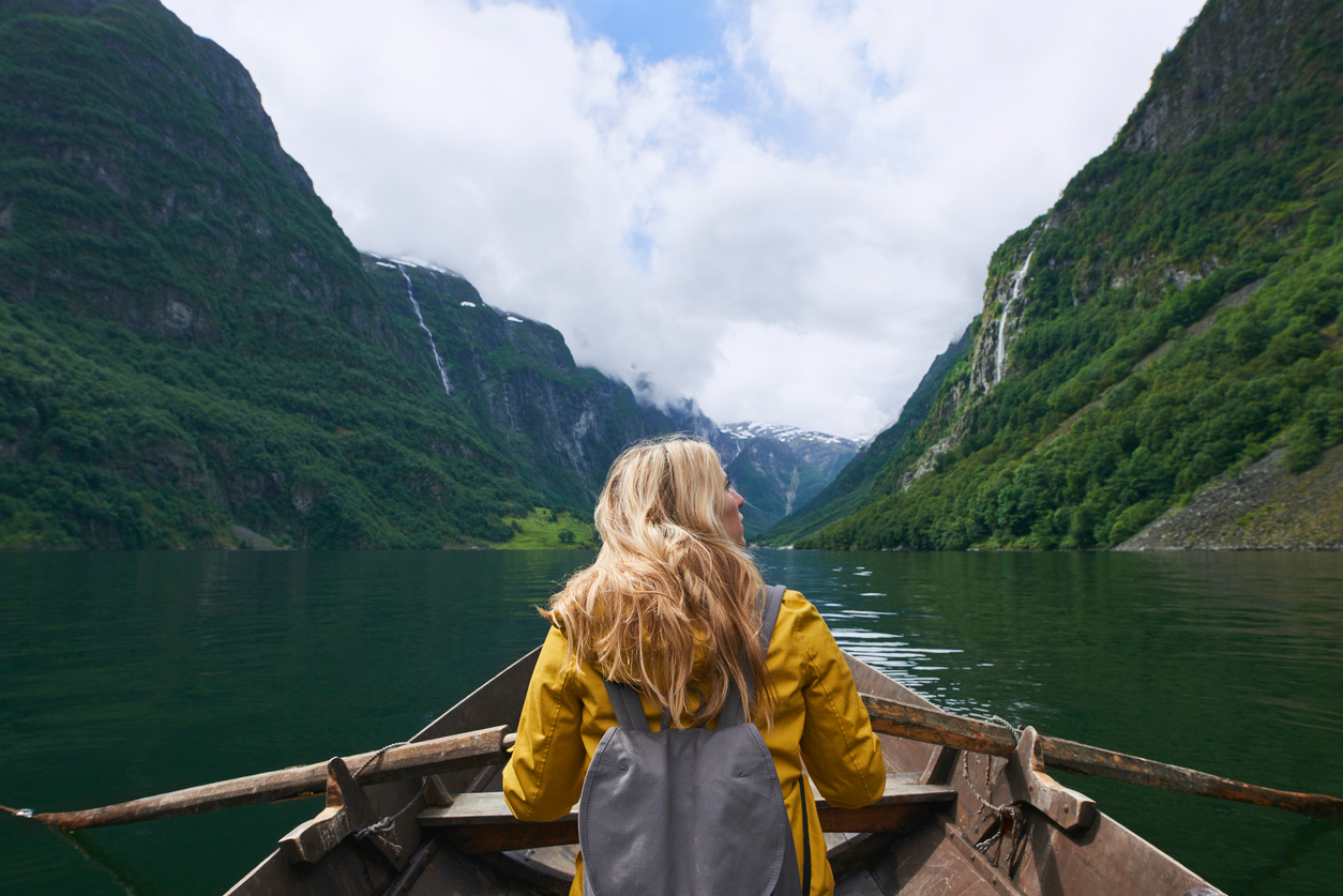 iStock-Frau-im-Fjord-Jacob-Wackerhausen