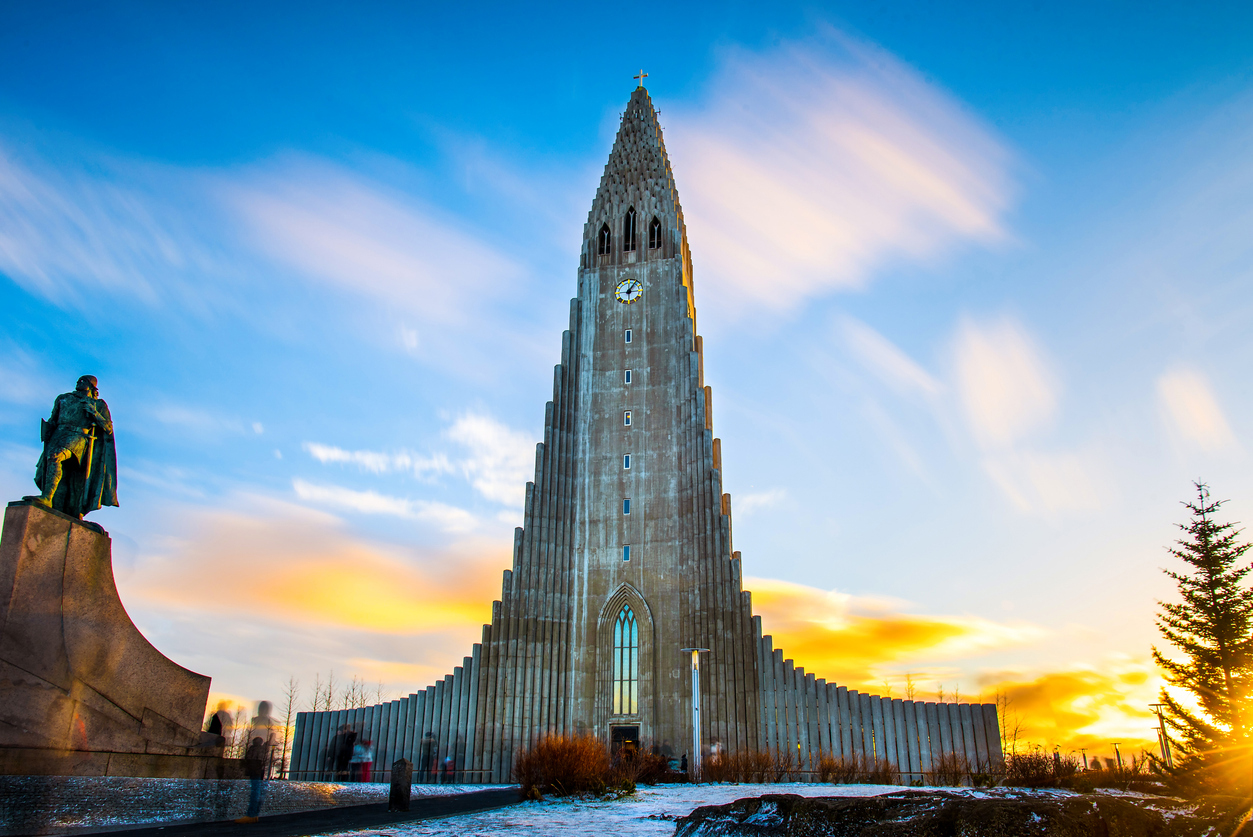 Hallgrímskirkja in Reykjavik, Island – beliebtes Coolcation-Reiseziel für einen Sommerurlaub mit angenehmen Temperaturen