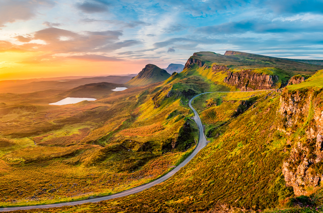 Atemberaubende Landschaft auf der Isle of Skye in den schottischen Highlands – beliebtes Coolcation-Ziel für Natur- und Rundreisefans