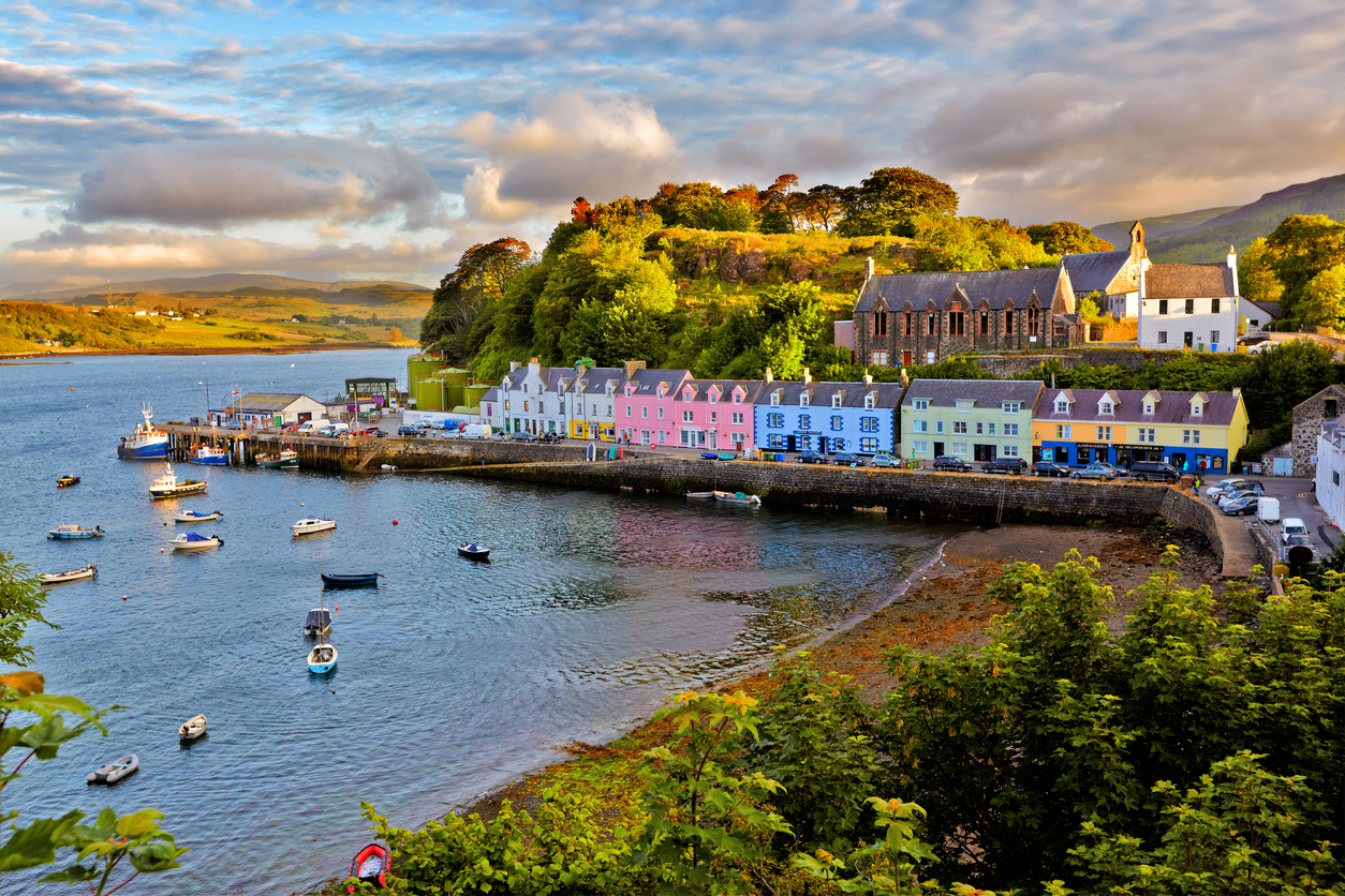 Die farbenfrohen Häuser von Portree auf der Isle of Skye gehören zu den bekanntesten Fotomotiven Schottlands und sind ein perfekter Ausgangspunkt für Erkundungen der Highlands.
