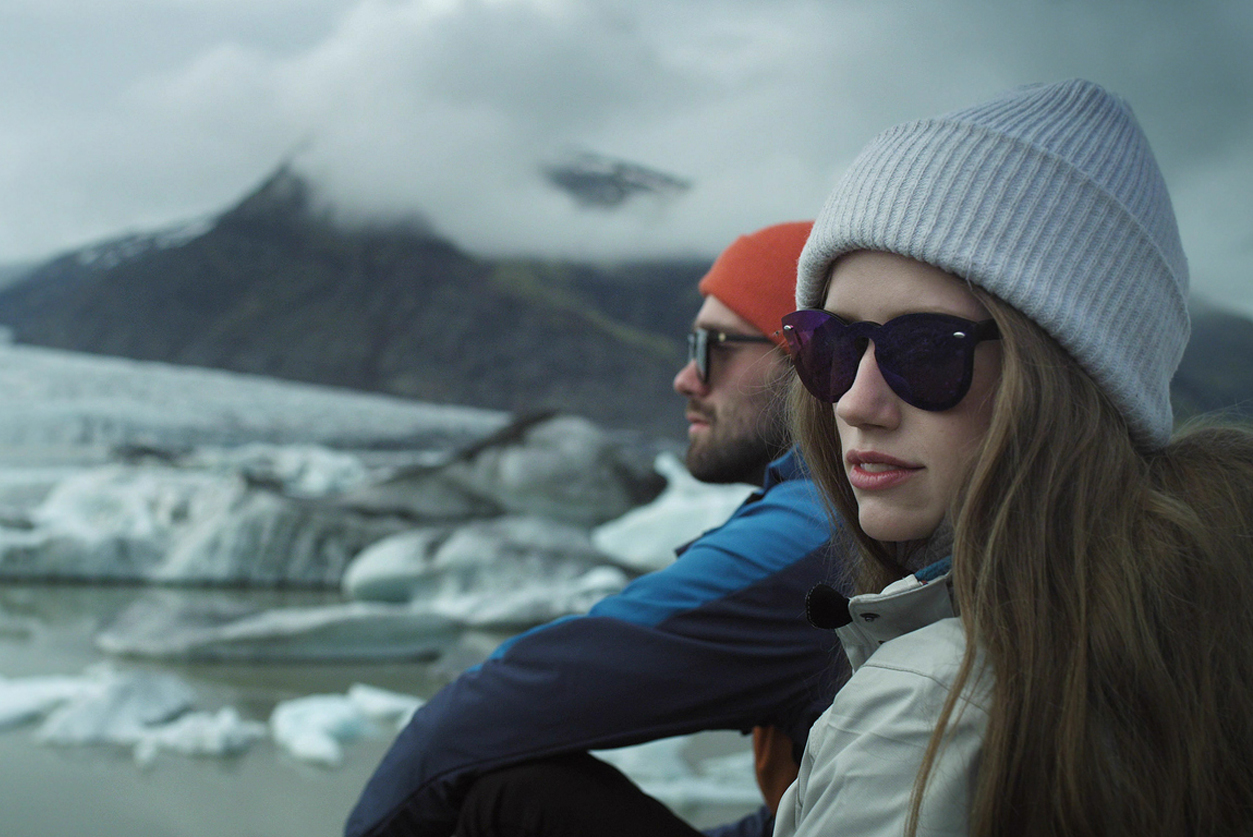 Paar an der Gletscherlagune Jökulsárlón in Island – beeindruckende Naturkulisse für eine Coolcation mit angenehmen Sommertemperaturen