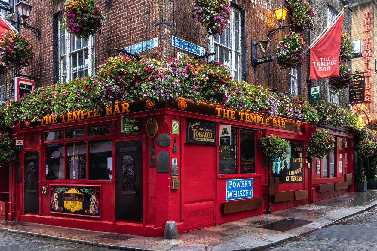 The Temple Bar in Dublin, Irland – traditionsreicher Pub im beliebten Coolcation-Reiseziel für Kultur, Genuss und irische Gastfreundschaft