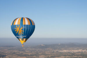 Schauinsland-Reisen Heißluftballon fliegt über Mallorca und wirbt für die Heißluftballon-Europameisterschaft 2027 auf der Baleareninsel.