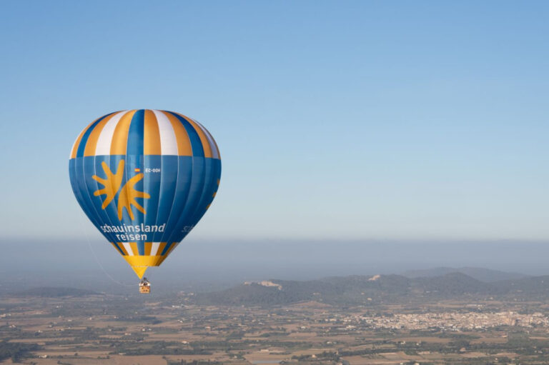 Schauinsland-Reisen Heißluftballon fliegt über Mallorca und wirbt für die Heißluftballon-Europameisterschaft 2027 auf der Baleareninsel.